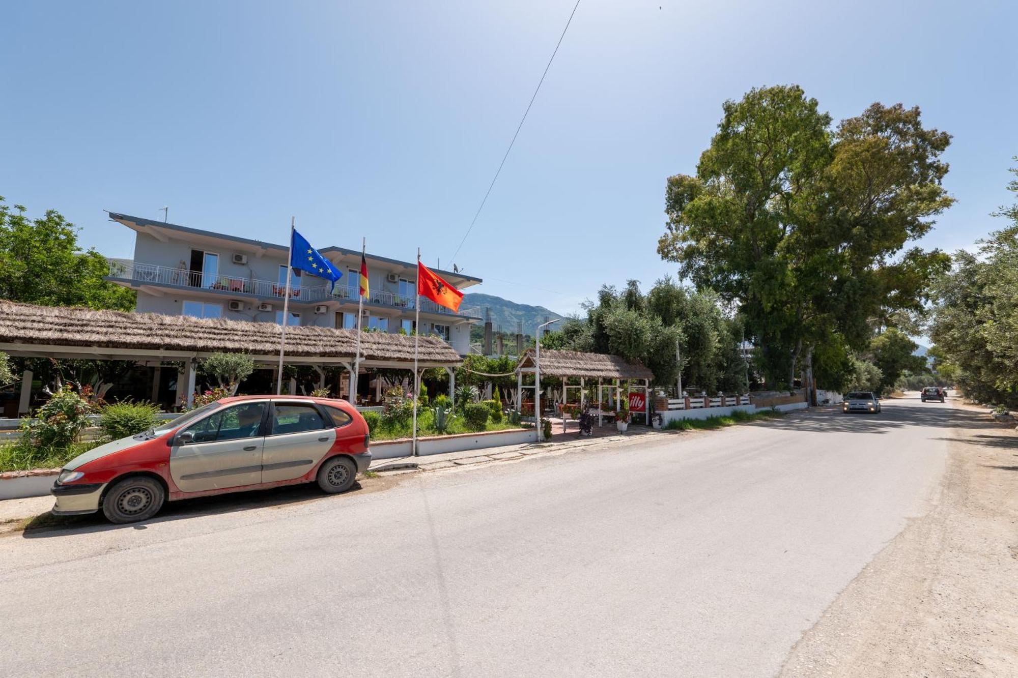 Hotel Nika Radhimë Exteriér fotografie