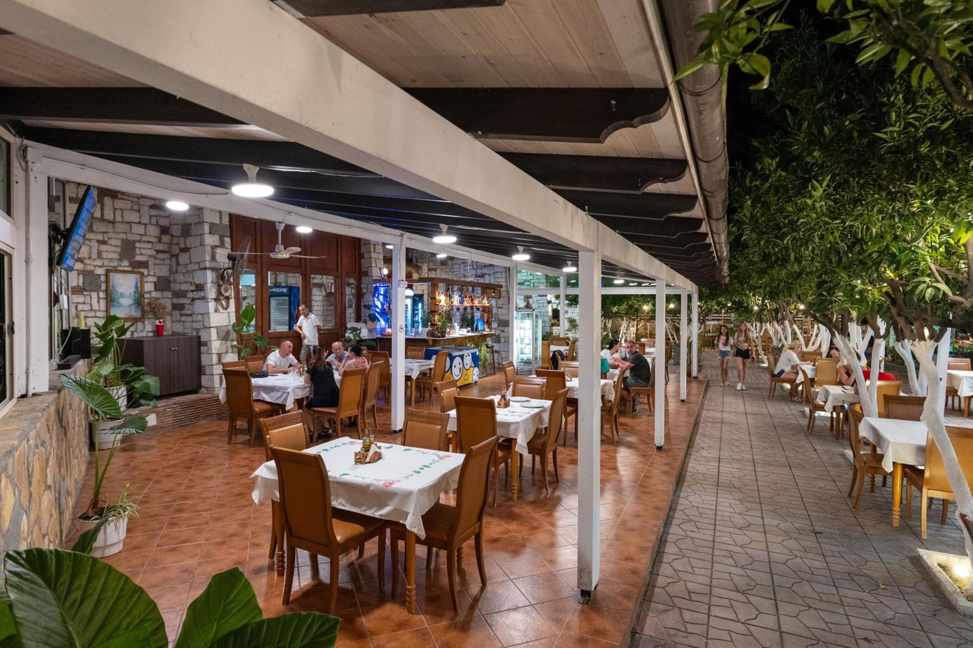 Hotel Nika Radhimë Exteriér fotografie