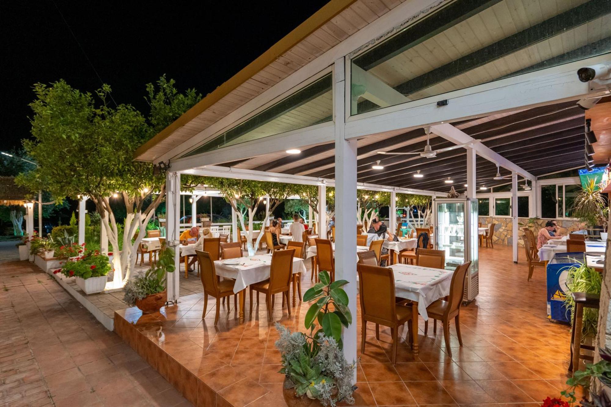 Hotel Nika Radhimë Exteriér fotografie