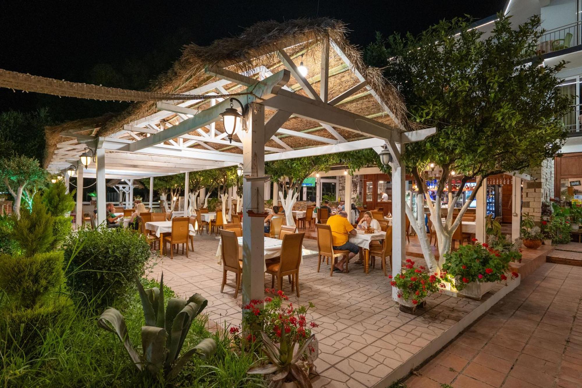 Hotel Nika Radhimë Exteriér fotografie
