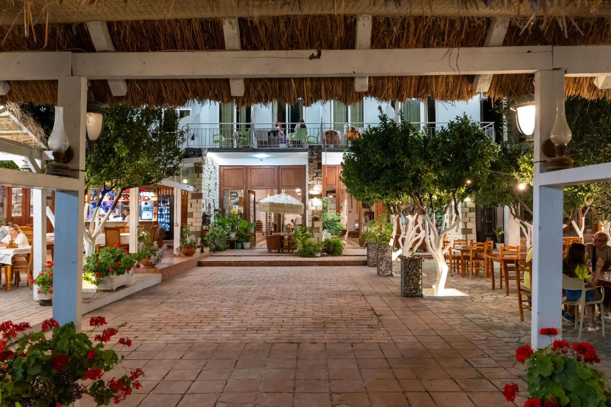 Hotel Nika Radhimë Exteriér fotografie